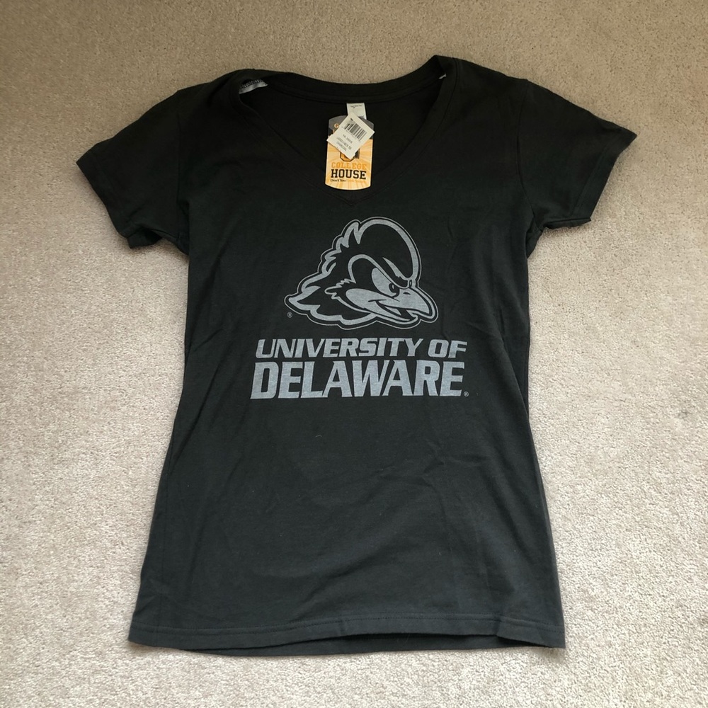 NWT. University of Delaware Women’s Vneck T-shirt.